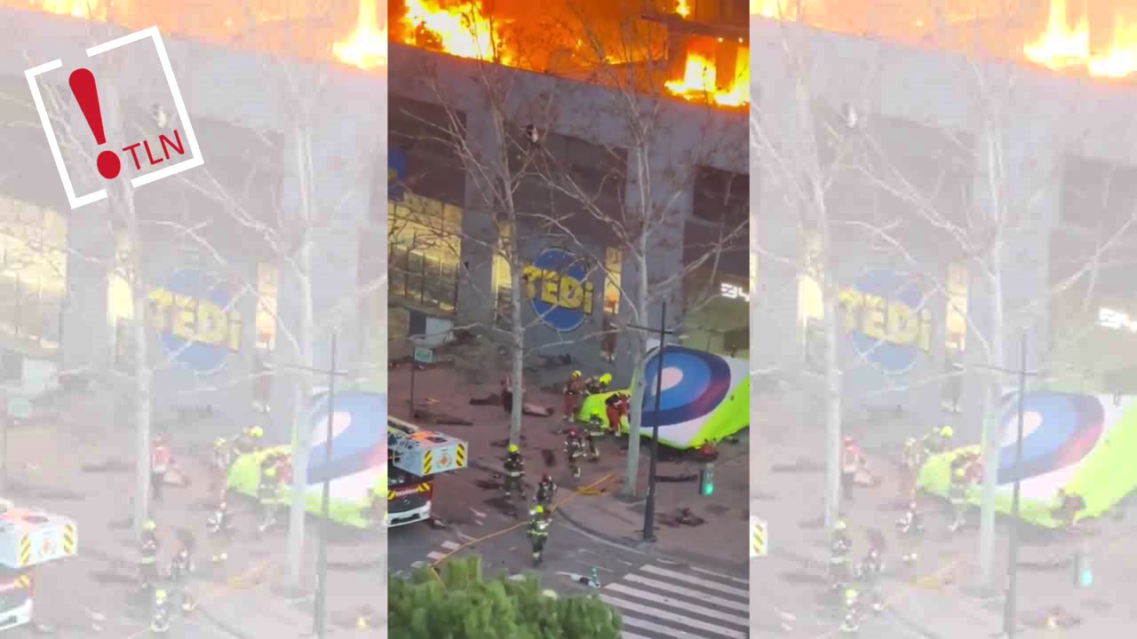 Un bombero salta a un colchón de rescate el en incendio de València