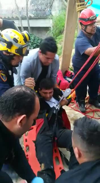 Hombre cayó a un hueco de 15 metros de profundidad en Bucaramanga