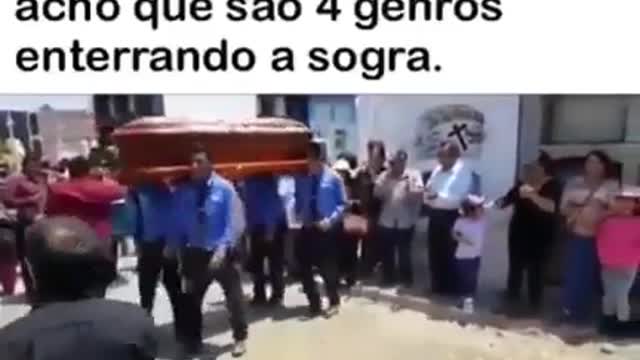 Videos Engraçados Não conheço a família, mas acho que são 4 genros enterrando a sogra