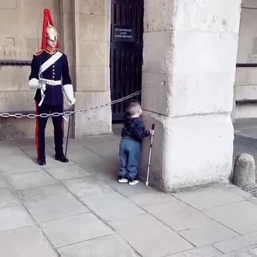 the blind boy he acts as the guard and the guard smilled at the boy so Cute #kingsguard