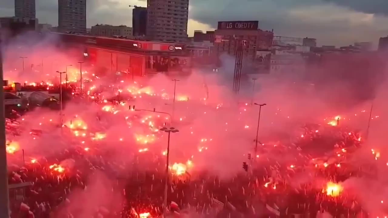 300,000 polish Patriots on the streets to declare Poland is a CHRISTIAN country.