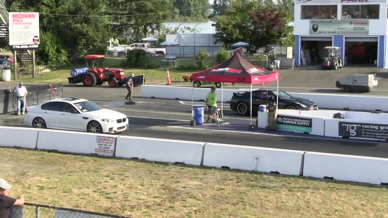 BMW m5 vs Nissan GTR - drag racing