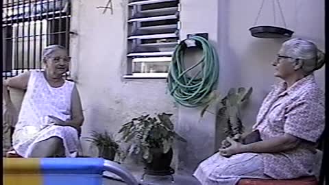 Cilça Soares, em sua casa, conversando com Therezinha Andrade - 1999