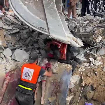 Palestinian civilians killed and stuck under rubble from Israeli bombing