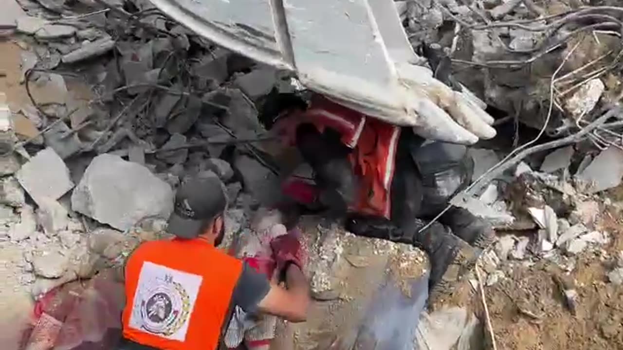 Palestinian civilians killed and stuck under rubble from Israeli bombing