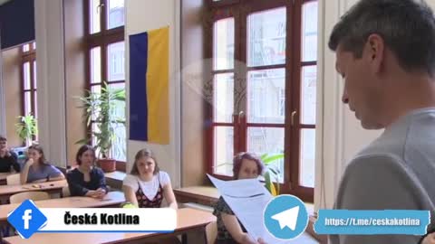 Na gymnásiu visí ukrajinské vlajky