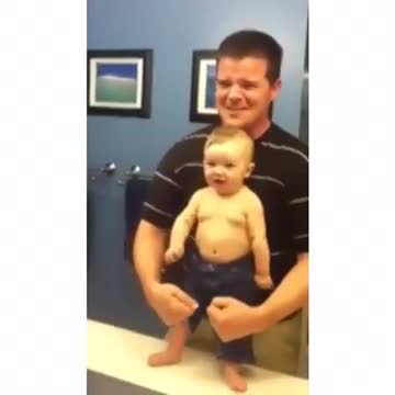 Funny : Baby Imitates his Father