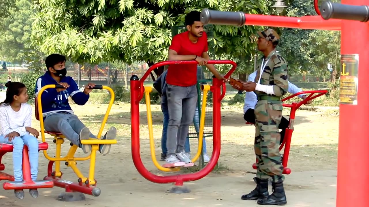 AN INJURED SOLDIER PEOPLE HELP OR NOT || A SOCIAL EXPERIMENT || ARMY PRANK IN INDIA Diary of vipin