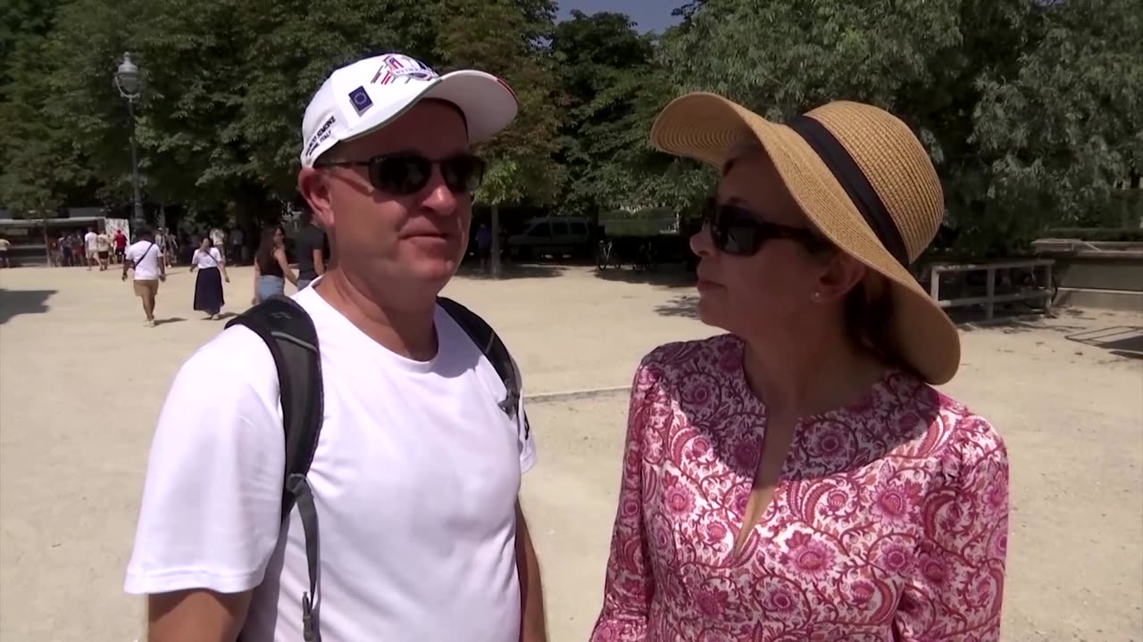 Tourists brave the heat as temperatures soar at Paris Games