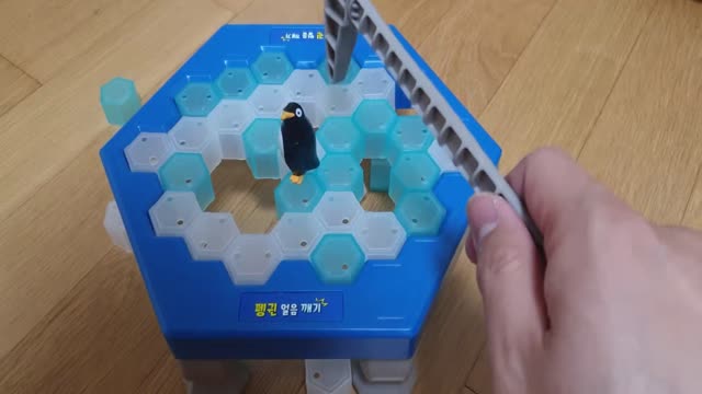 Breaking Fangguin Ice(board game)