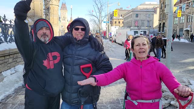 Canadians Supporting The Convoy & Eachother in Amazing Show of Love & Unity