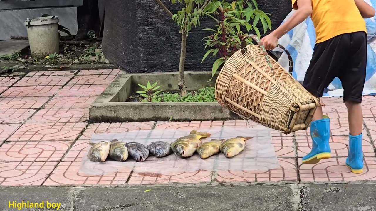 trident ancient fishing skills daily life Highland boy Khai makes a trident and catches fish to sell