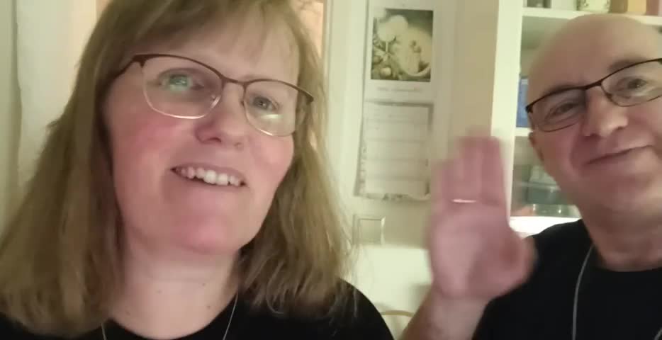 Kväll hos Hanna och Jimmy. Läser Paulus första brev till Korintierna.