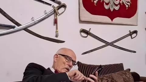 Krul śpi w pełnym umundurowaniu