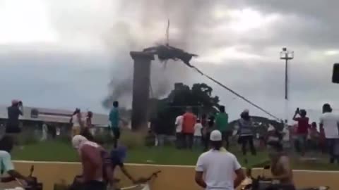 Estátua do Índio Coromoto, emblema do chavismo, é derrubada em Guanare.