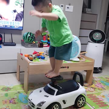 How a 3-year-old baby plays.