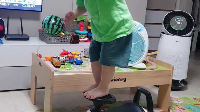 How a 3-year-old baby plays.