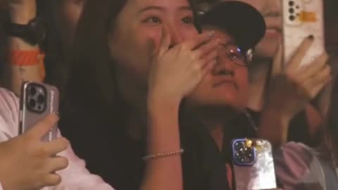 Tears at a Concert—Girl’s Emotional Reaction to Sasha Sloan’s "Older"! 💔🎶