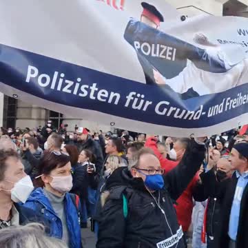 Polizei Österreich gesellt sich teilweise zur Demo