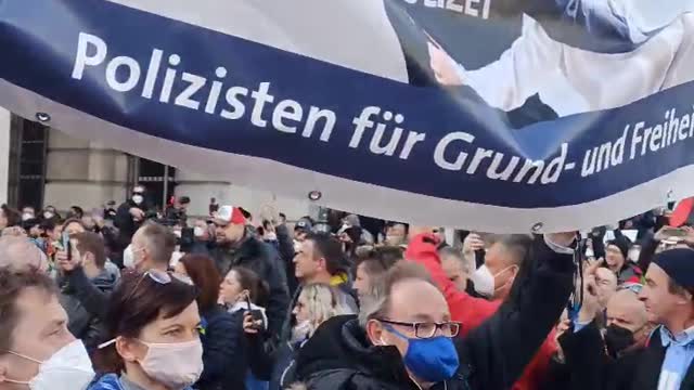 Polizei Österreich gesellt sich teilweise zur Demo