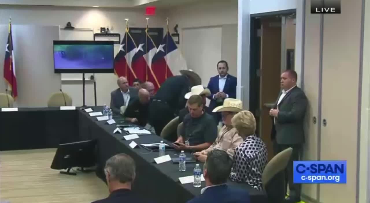 Il presidente Trump arriva alla conferenza stampa con il governatore del Texas Greg Abbott.