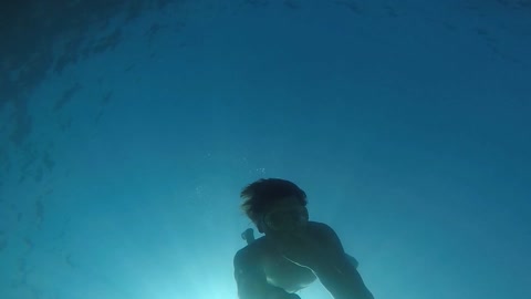 Amazing Video of A guy touching the bottom of the Ocean!!!😮😮😮