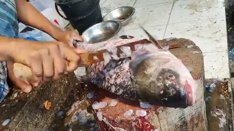 Amazing fish cutting skills 🤨