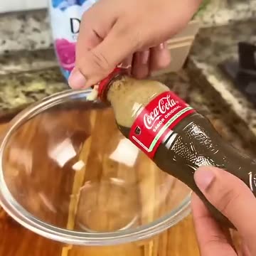 Put softener in Coca Cola and you'll thank me for it! It's amazing#fyp≥/*viral#viralvideo