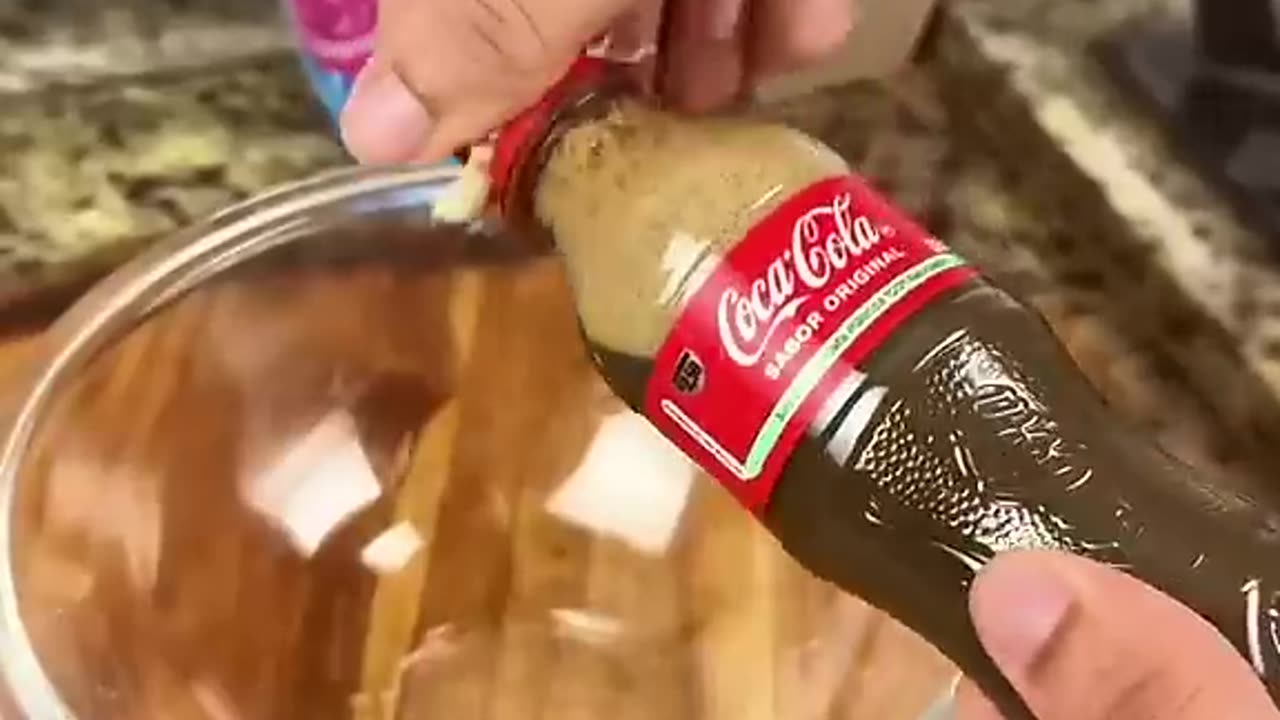 Put softener in Coca Cola and you'll thank me for it! It's amazing#fyp≥/*viral#viralvideo