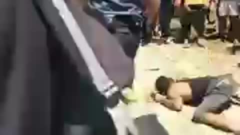 THIS MAN FIGHT THESE POLICE OFFICERS IN PHILIPPINES - The result is horrible