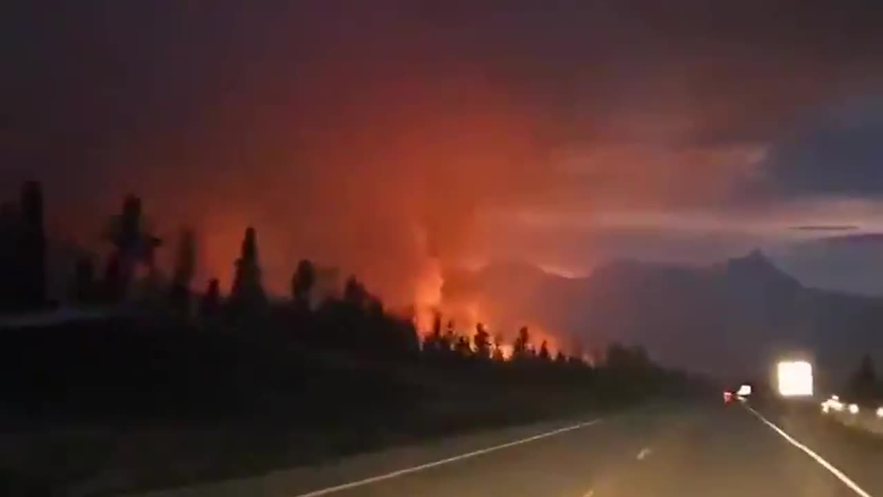 Jasper, Alberta： ＂wildfire＂ starting from out of nowhere!