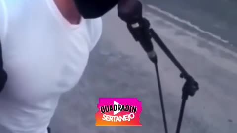 Gusttavo lima Sing in street