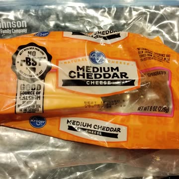 Eating Kroger Medium Cheddar Cheese, Dbn, MI, 8/14/23
