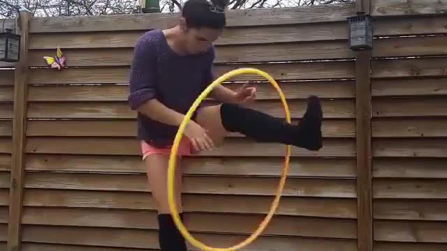 I can't even see her doing the leg movement, it's really skilled