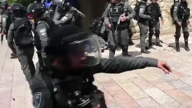 POLÍCIA ISRAELITA ENFRENTA ADORADORES EM JERUSALÉM