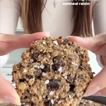 5-INGREDIENT OATMEAL RAISIN COOKIES