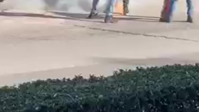 VIDEO ATROCE DI UN DOCENTE SOSPESO CHE SI DÀ FUOCO