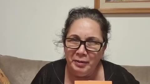 אלונה אלמן מקריאה פרק בספר של דן אריאלי שמדבר על לימור פרירא שאספה עדויות מנפגעי הזריקה