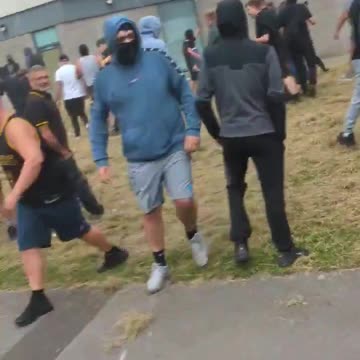 "Migrant Hotel" in Rotherham, England, besieged and stormed