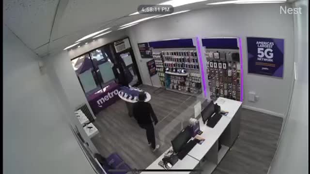 Robbery at cell phone store