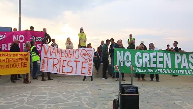 2021-10-30/06 - Corteo No Green Pass a Viareggio. Intervento di Angelo del Pistoia