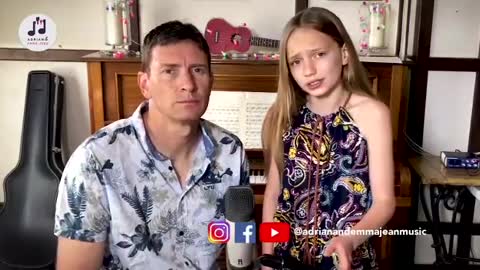 Música Ave Maria cantada por um pai e filha.