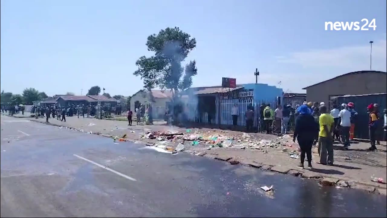 SOUTH AFRICA-Sharpeville residents loot foreign-owned shops after fatal shooting of local shopkeeper