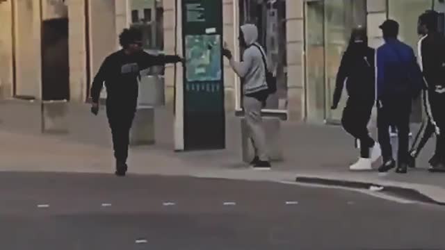 Migranter slåss med knivar i handen