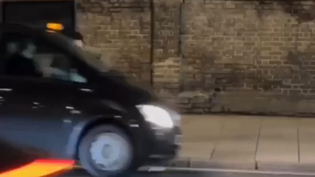 Activistas ucranianos atacaron con piedras la embajada rusa en Londres.