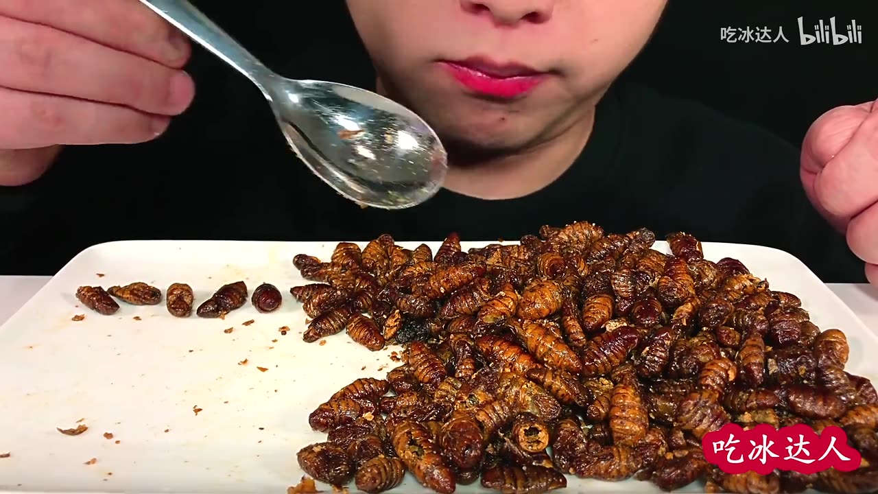 Eat Shandong specialty five-spice silkworm chrysalis and listen to the crunchy and crispy sound!