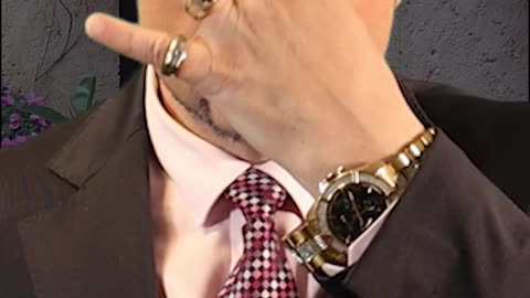 Italian hand gestures! Is wale ka matlab hai"Tumhare pas se badbu arahi hai"