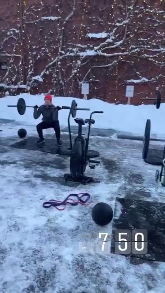 Toronto Crossfit works out in the freezing cold