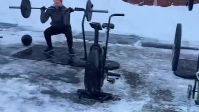 Toronto Crossfit works out in the freezing cold