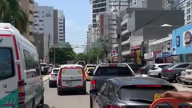 Monumental trancón en Bocagrande